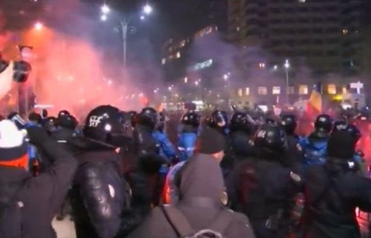 Хиляди румънци протестираха под дъжда