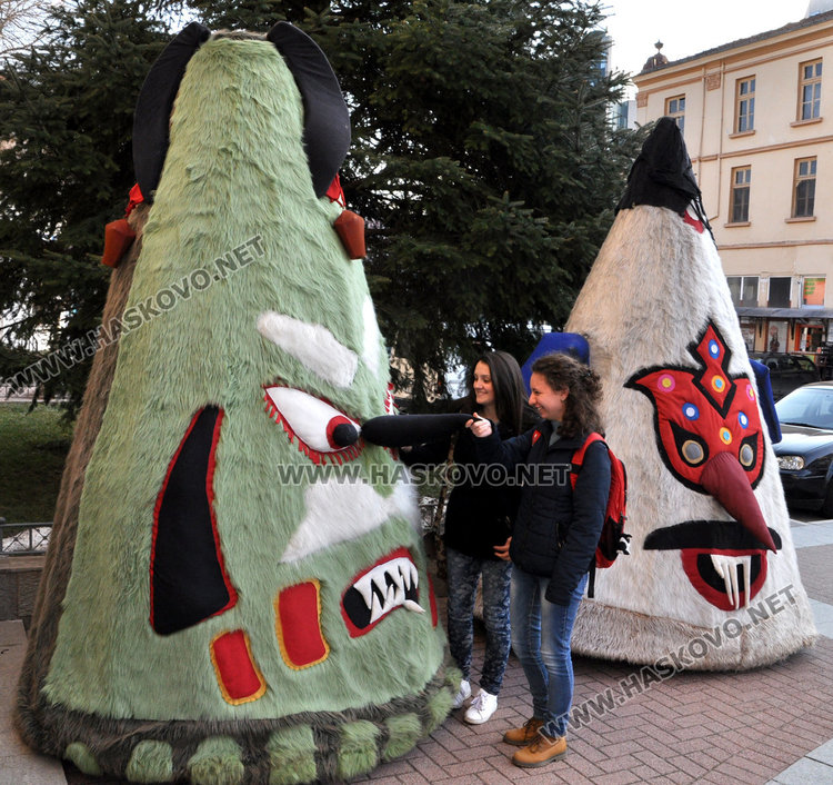 3-метрови страшилища от „Кукерландия“ вардят община Хасково