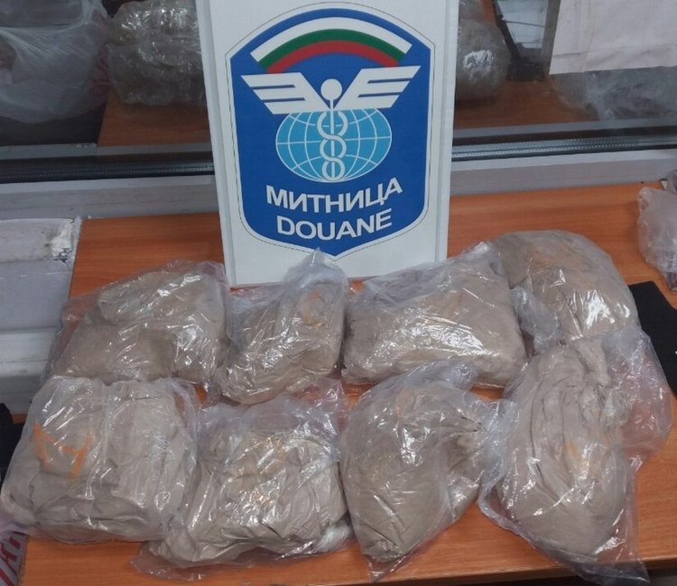 Вкараха в играта с трафика на хероин 15-годишна