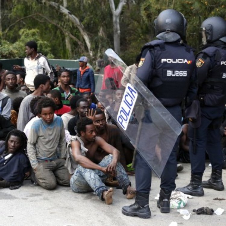 Продължава напора към Сеута, 300 души нахлуха днес