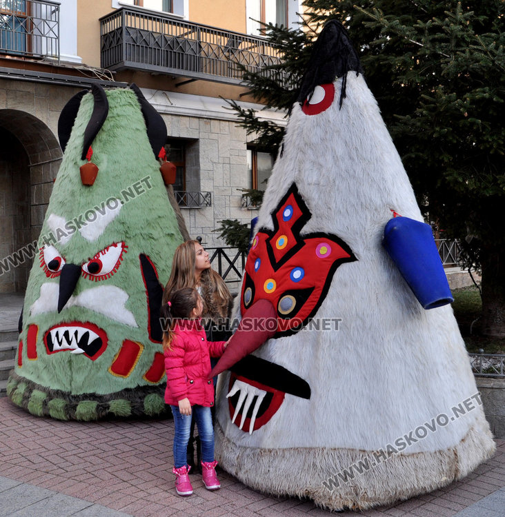 3-метрови страшилища от „Кукерландия“ вардят община Хасково