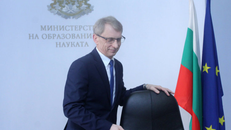 Учителите получават увеличението си със задна дата