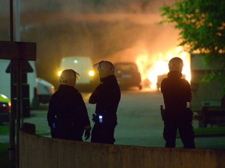 Безредици избухнаха в предградие на Стокхолм