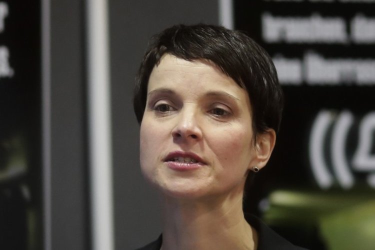 Германският националист №1 отиде в Москва при хора на Путин