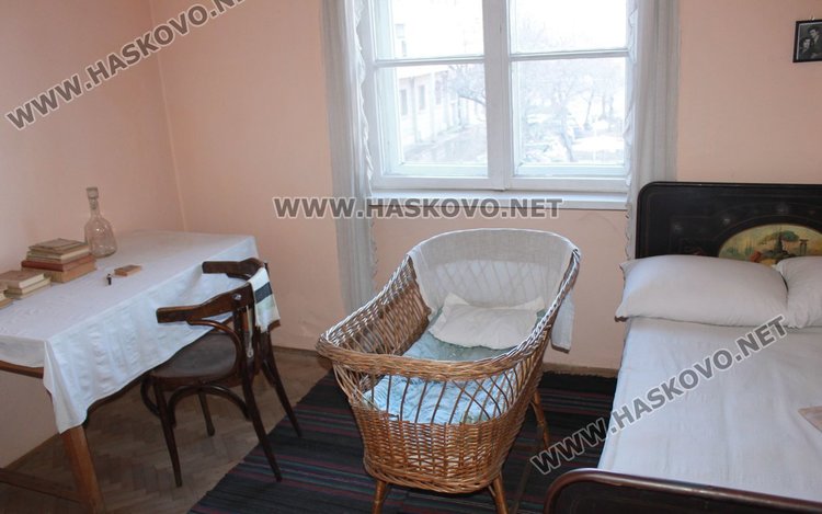 С подобно обзавеждане е стаят, в която е живял в Димитровград поетът Пеньо Пенев