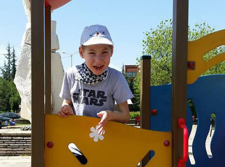 Приемни семейства и социални изработиха мартеници за базар за болния Дани