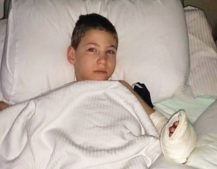 Приемни семейства и социални изработиха мартеници за базар за болния Дани