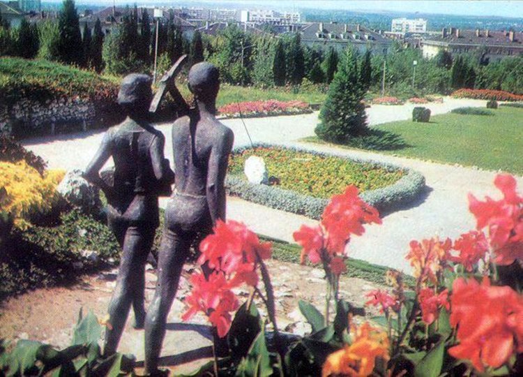 Бронзовите фитгури на бригадирите се намираха на входа на парк "П.Пенев", но изчезнаха, снимка - http://socbg.com