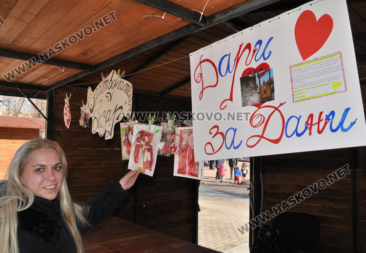 Приемни семейства и социални изработиха мартеници за базар за болния Дани