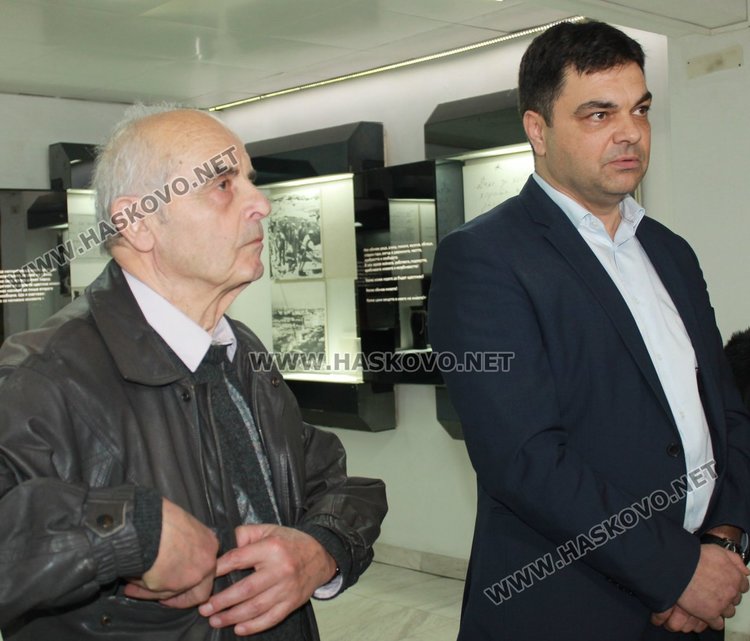 Кметът Иво Димов сподели идеята за възстановяване на паметника по време на събрание на строителите - ветерани