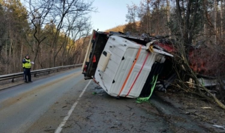 ТИР катастрофира на пътя Мездра – Ботевград