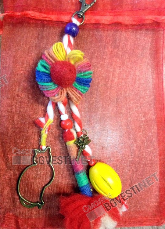 Ръчни мартеници-амулети от естествени материали - хит в Смолян