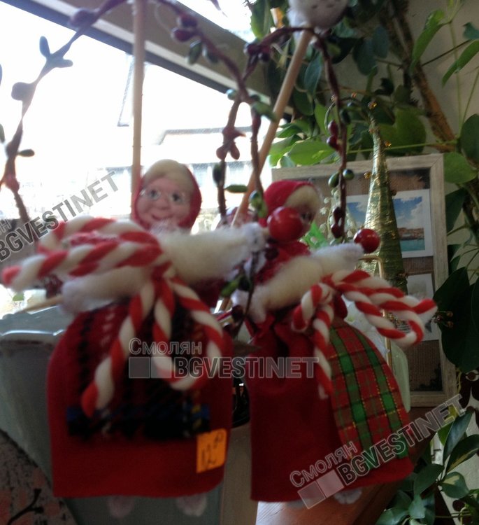 Тази усмихната Баба Марта е прекрасен подарък за дома и е най-скъпата мартеница-12лв