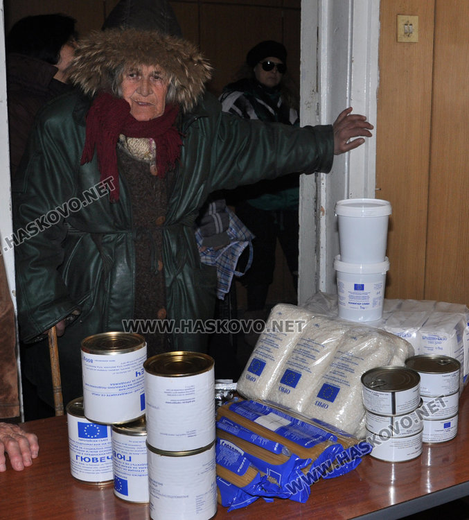 Ромите недоволстват срещу 40 кг. храни от БЧК, нямало олио