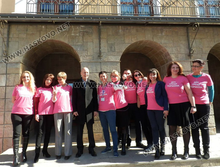 Зам.-кметът Милена Трендафилова с розова тениска, в Младежкия обърнаха гръб на тормоза