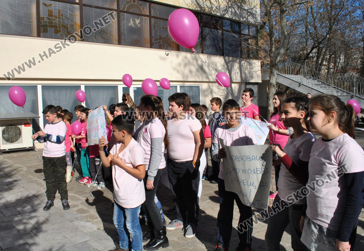 Зам.-кметът Милена Трендафилова с розова тениска, в Младежкия обърнаха гръб на тормоза