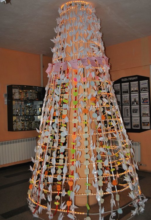 Част от жеравите бяха разположени във фоайето на училището