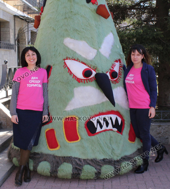 Зам.-кметът Милена Трендафилова с розова тениска, в Младежкия обърнаха гръб на тормоза