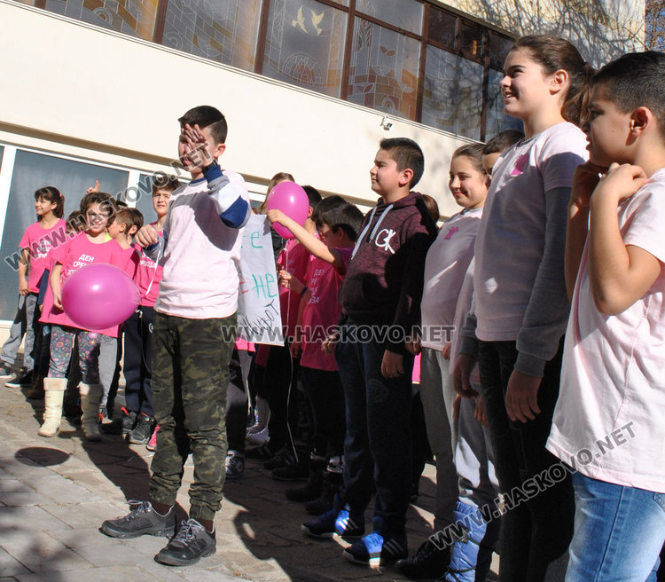 Зам.-кметът Милена Трендафилова с розова тениска, в Младежкия обърнаха гръб на тормоза