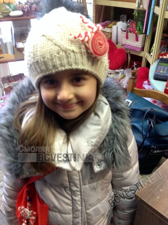 Мартеница за шапка е като бижу