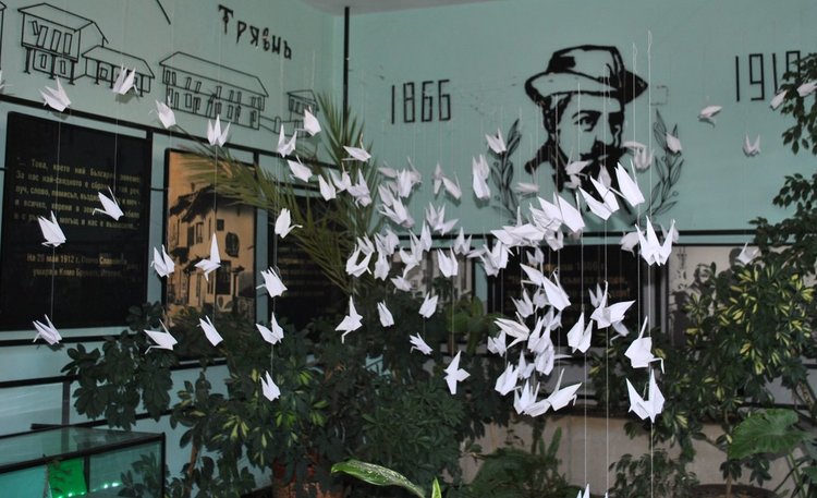 С 1 000 хартиени жерави, върху които имаше добри послания днес в ОУ "П.Славейков" бе отбелязан Деня на розовата фланелка