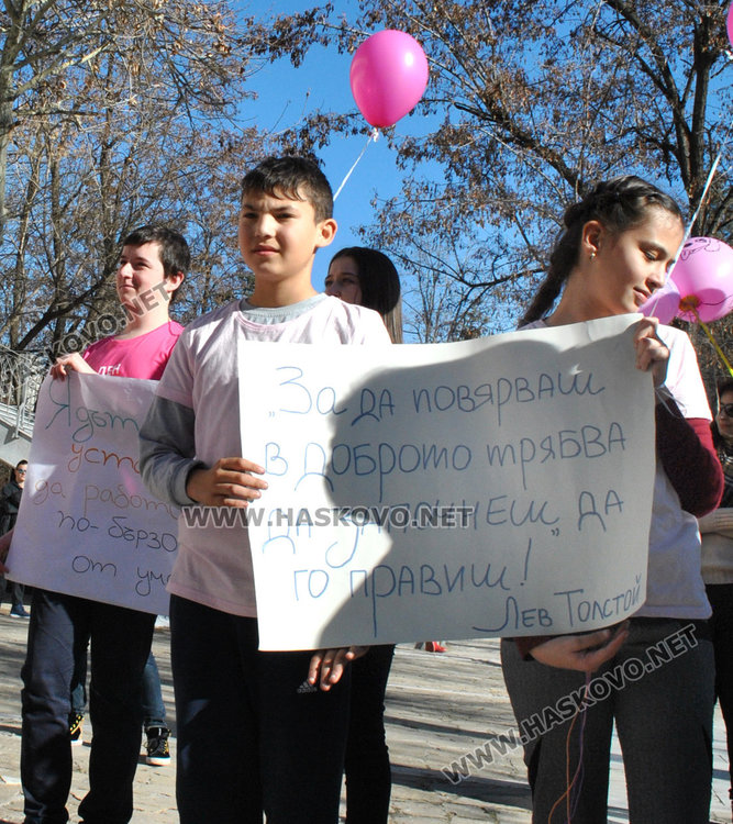 Зам.-кметът Милена Трендафилова с розова тениска, в Младежкия обърнаха гръб на тормоза