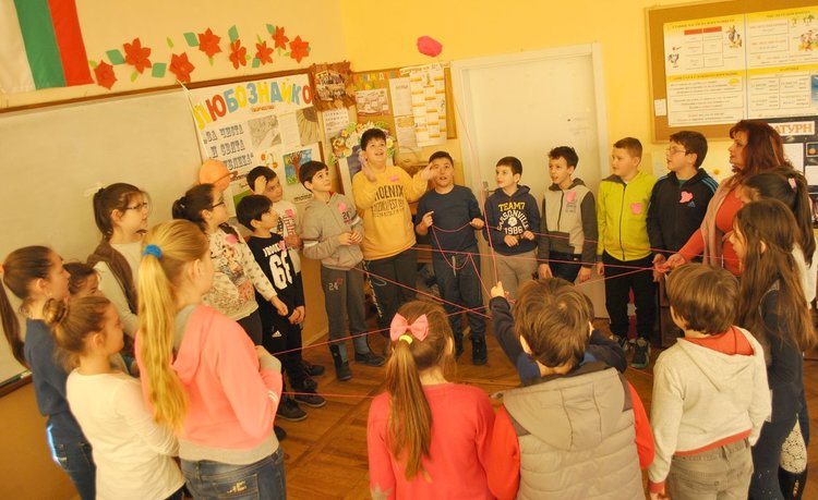  Четвъртокласници използваха кълбо прежда, за да онагледят нишките, които свързват хората
