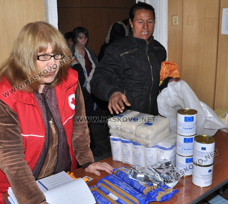 Ромите недоволстват срещу 40 кг. храни от БЧК, нямало олио