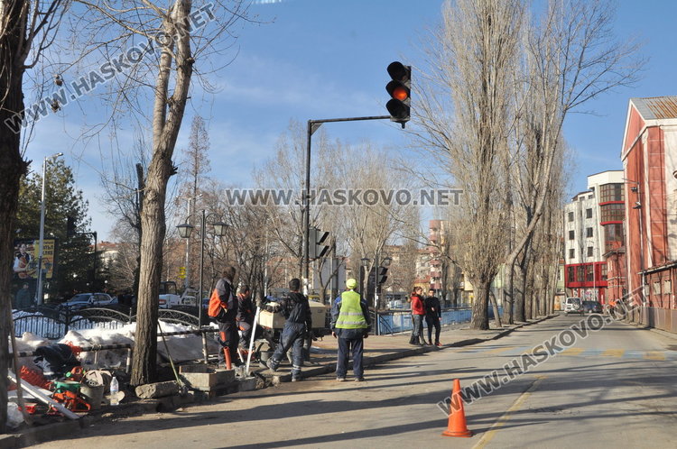Първият LED светофар в Хасково монтират до театъра