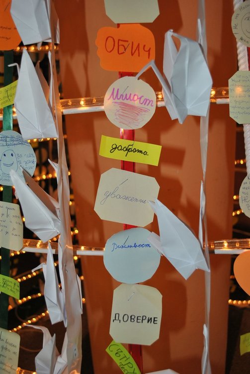 С 1 000 хартиени жерави славейковци бориха насилието