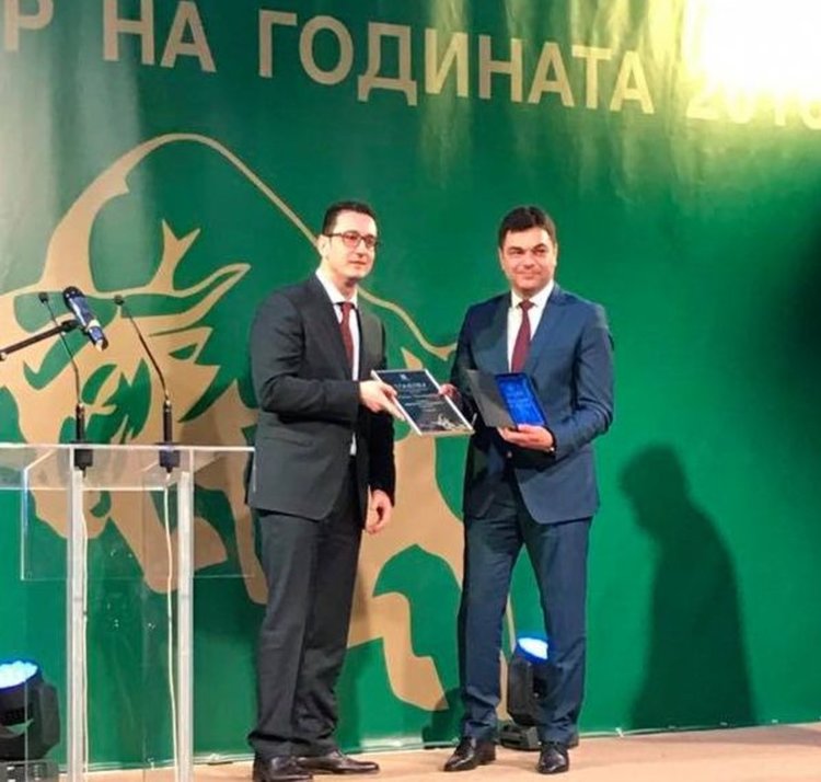 Кметът Иво Димов получи наградата от шефът на БАИ Стамен Янев, снимки Фейсбук