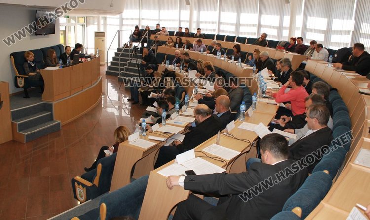 23 съветници гласуваха "за", 2-ма бяха против, а 4-ма се въздържаха при гласуването на наредбата