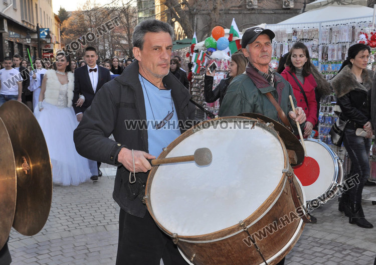 Президентът Тръмп и холивудски звезди в Хасково за фашинга на Езиковата