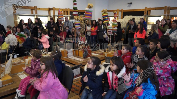 Над 450 мартеници, изработени от деца от цяла България се бориха за наградите в конкурса "Да вплетем България в Европа"