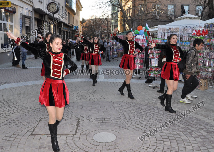 Президентът Тръмп и холивудски звезди в Хасково за фашинга на Езиковата