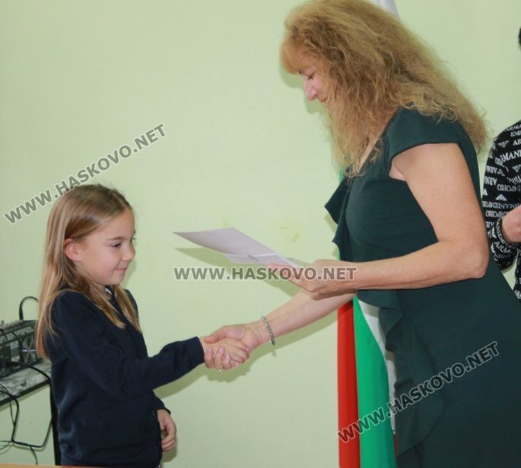 49 славейковци получиха стипендии по Наредбата за даровити деца в края на миналата година, снимка -архив