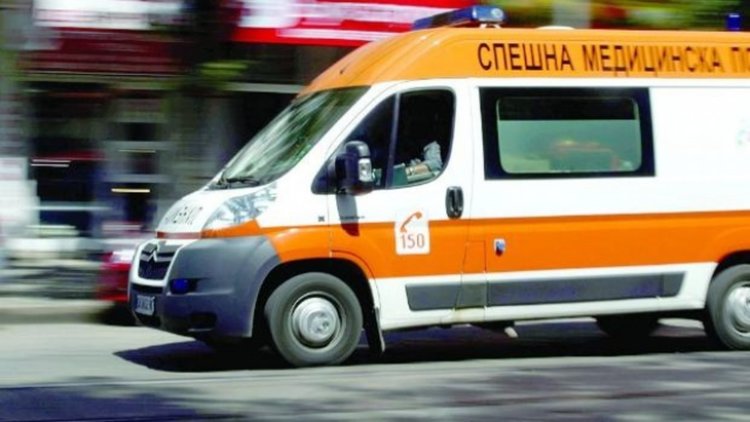 Баба насече с брадва и нож мъжа си, докато спи