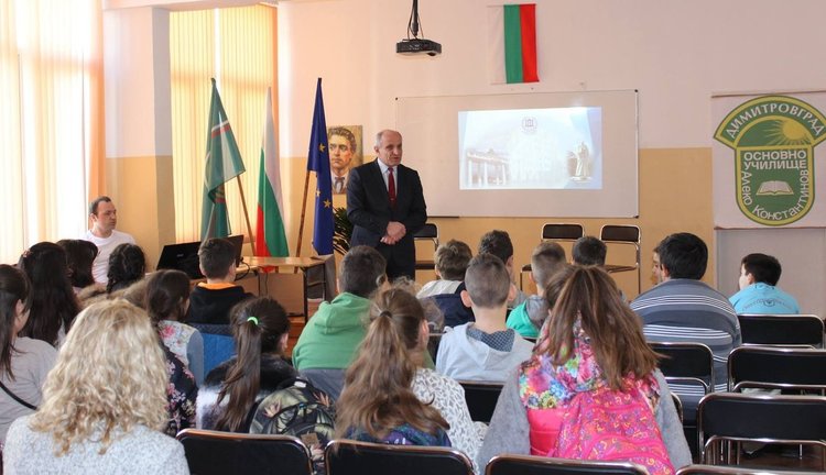 Проф. Лозан Митев гостува в димитровградкото ОУ „Алеко Константинов“