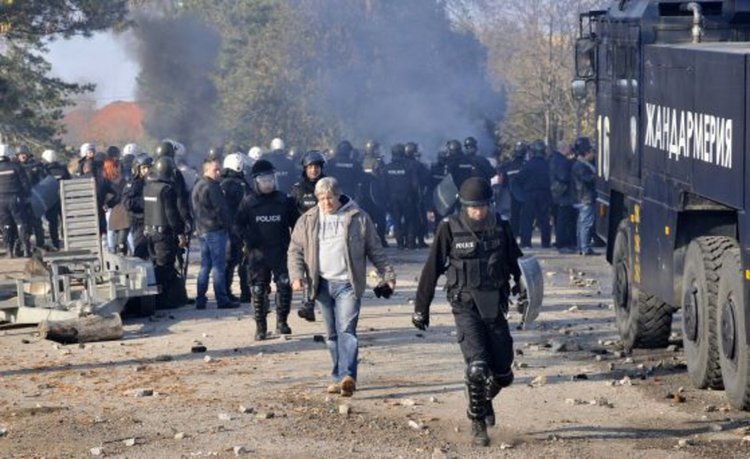 Предават на съд афганистанеца, запалил българското знаме