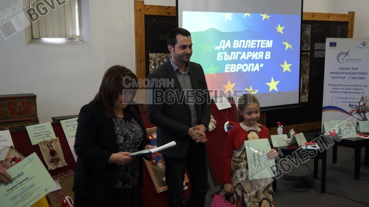 Божидара получи специалната си награда от зам.кмета на Смолян Марин Захариев