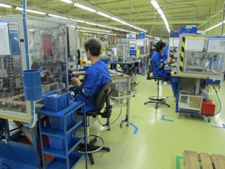 Безработните у нас си търсят работа с ... връзки