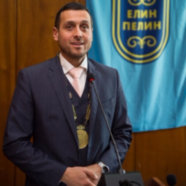 Жители на Елин Пелин се вдигат в защита на семейство бежанци