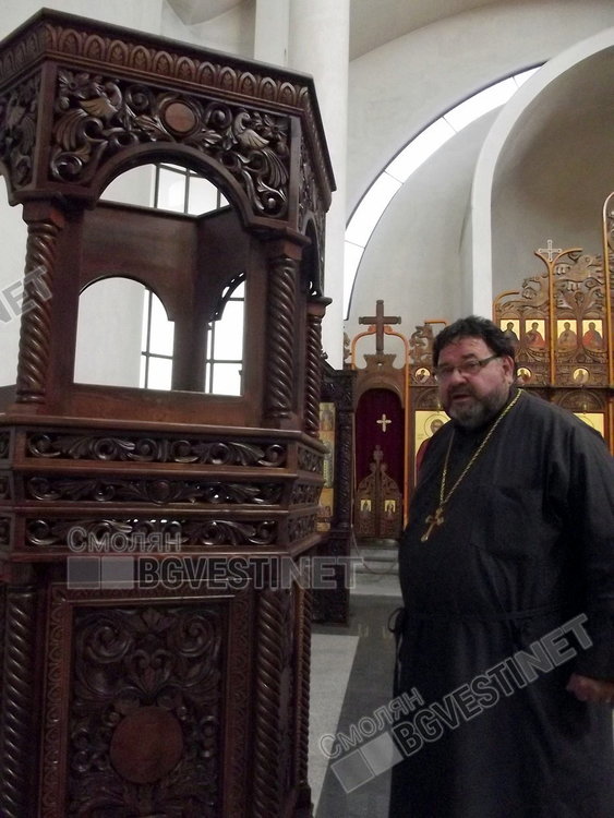 Отец Михайлов е първият демократично избран кмет на Смолян, който управлява общината до 1995, но вече повече от 10 години е свещеник 