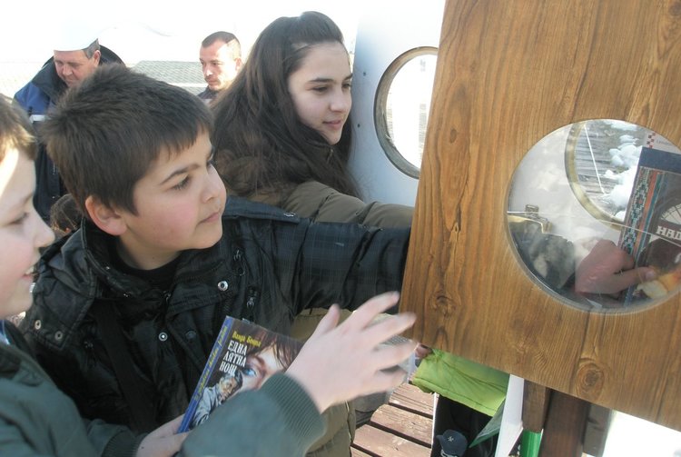 Децата допълниха с нови книги къщичките, разположени на различни места в града