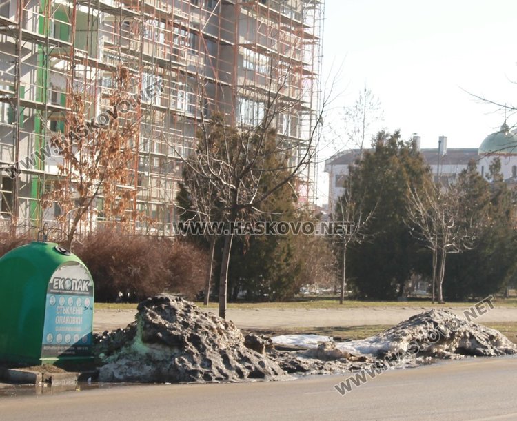 Почистват останалия по димитровградските улици сняг