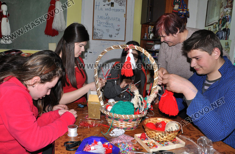 Канят в работилници за мартенички в Музея и Младежкия