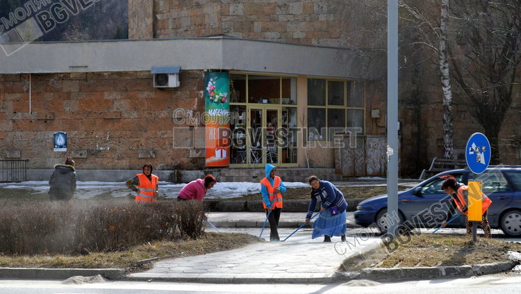 Времемната заетост вкара метлите в действие, но вятъра постоянно раздухва събраните купчинки