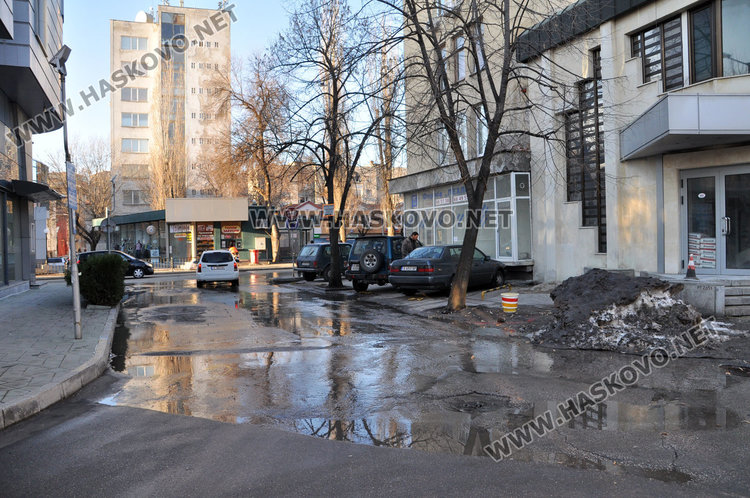 Наводнение в центъра на Хасково, мъж сигнализира на 112 за бедствие