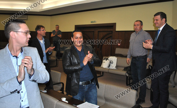 Грозна сцена при удостояването на Мъри със званието "почетен гражданин на Хасково"