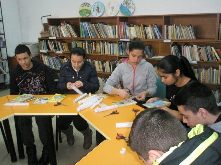 Доброволци опазват новите книги в димитровградската библиотека